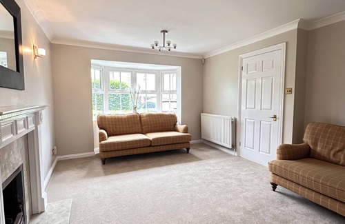 Pettits House | Spacious and relaxing 4 Bed Home close to Town Centre Shops & Elizabeth Line