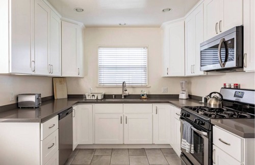 Fairmount Park House | Spacious and Remodeled 3 Bedroom House with Large Kitchen and Enclosed Yards!