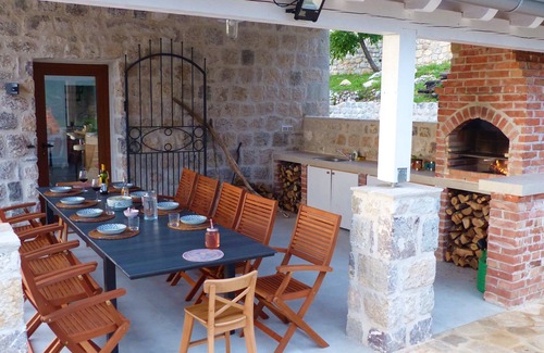 Radanovici House | Spacious and renovated stone house with swimming pool and stunning view