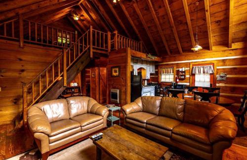 Copperhill House | Spacious and Rustic Cabin with a Hot Tub near Copperhill for a Family Getaway in Tennessee