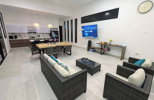 Chinauta House | Spacious and serene space with private pool, A/C, Wifi, BBQ, Private Condominium