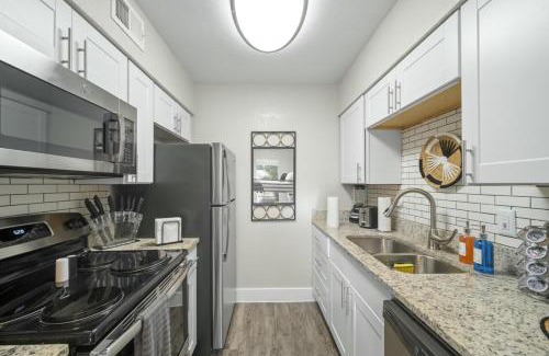 Arlington Apartment | Spacious and Stylish Apartment right by AT&T Stadium!
