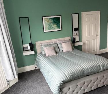 South Shields Apartment | Spacious and stylish Apartment in South Shields, Near the beach, South Tyneside hospital, and Tyne Tunnel, Workers welcome