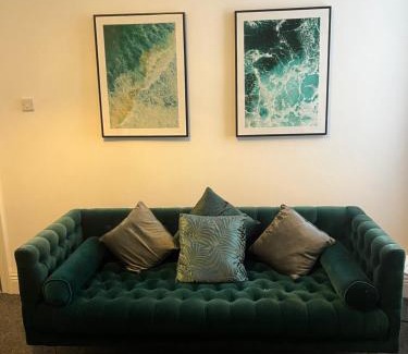 South Shields Apartment | Spacious and stylish Apartment in South Shields, Near the beach, South Tyneside hospital, and Tyne Tunnel, Workers welcome