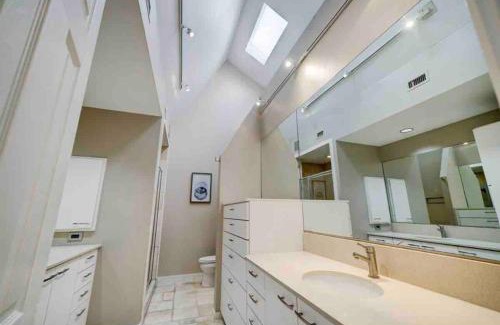 Houston House | Spacious and stylish home in the heart of Houston