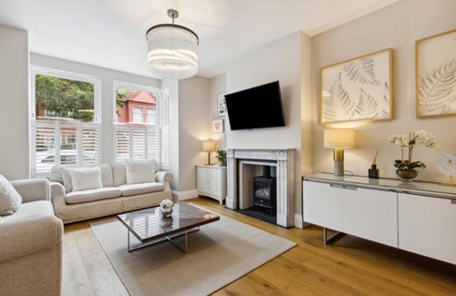 Chiswick Riverside House | Spacious and stylish London house near river and Park free parking