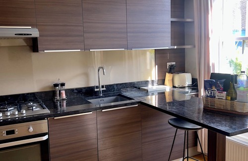 Angel Apartment | Spacious and stylish one bedroom apartment in a great location.