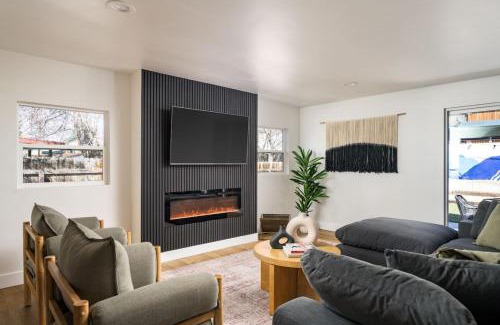 South Westminster House | Spacious and Stylish Home with HotTub 12min to Downtown