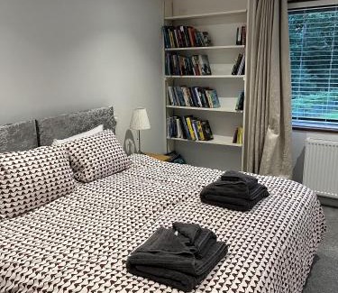 Oxford House | Spacious and stylish with games room, huge garden, peaceful surroundings