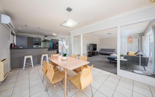 Ilam House | Spacious and Tranquil 4 Bed House Near UC