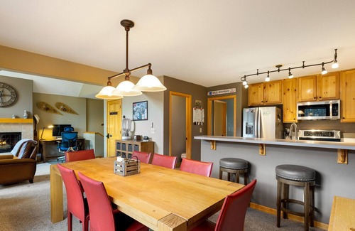 Mountain House Condo | Spacious and Updated Townhome/Stunning Views/Walk to the Gondola/Hot Tub Access
