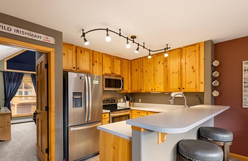 Mountain House Condo | Spacious and Updated Townhome/Stunning Views/Walk to the Gondola/Hot Tub Access