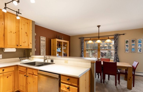 Mountain House Condo | Spacious and Updated Townhome/Stunning Views/Walk to the Gondola/Hot Tub Access