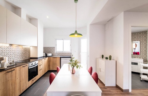 Morvedre Apartment | Spacious Apartment with City View