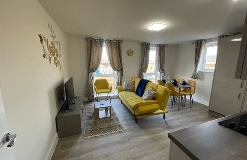 Milton Keynes Apartment | Spacious Apartment in Brooklandsn