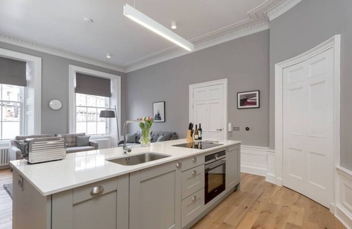 West End Apartment | Spacious Apartment close to Princes Street