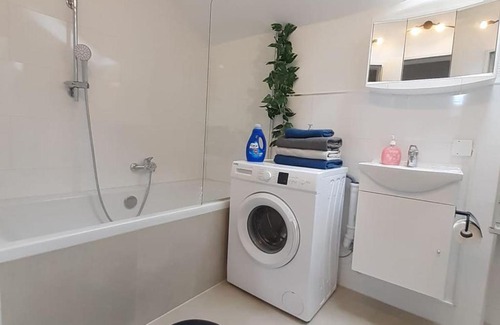 Lollar Apartment | Spacious Apartment for Traveler and Fitter