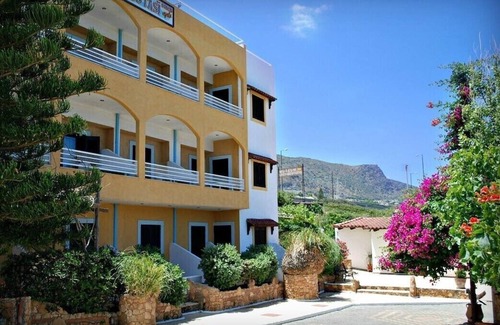 Hersonissos Centre Apartment | Spacious Apartment with wonderful garden