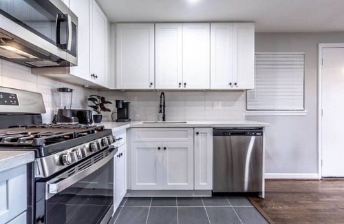 Neartown Apartment | Spacious Apartment Home 6 minutes from Medical Center!