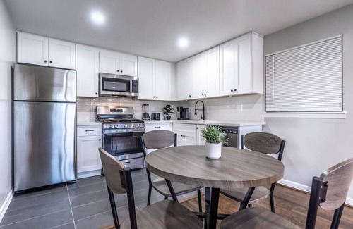 Neartown Apartment | Spacious Apartment Home 6 minutes from Medical Center!