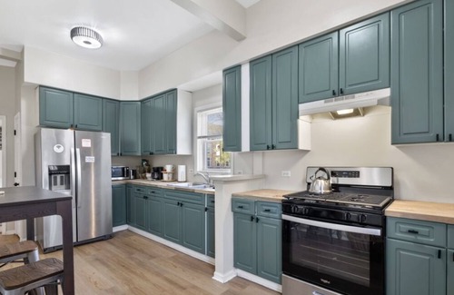 Grand Boulevard Apartment | Spacious apartment in awesome Chicago with WiFi, AC- 4 Bedrooms