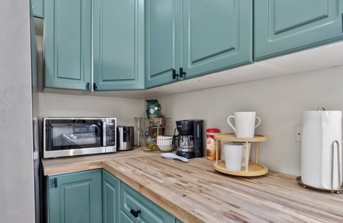 Grand Boulevard Apartment | Spacious apartment in awesome Chicago with WiFi, AC- 4 Bedrooms