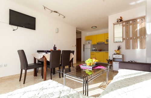 Sveti Anton Apartment | Spacious apartment in Malinska with WiFi, free parking and AC