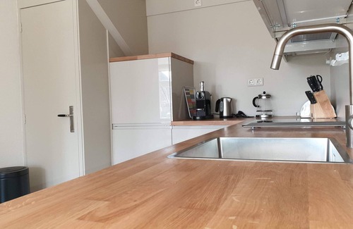 Kinnum Apartment | Spacious apartment with bedroom and bathroom on the ground floor