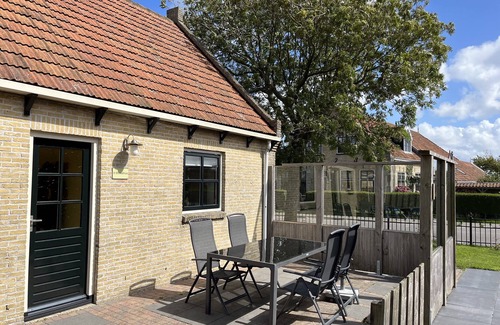 Kinnum Apartment | Spacious apartment with bedroom and bathroom on the ground floor