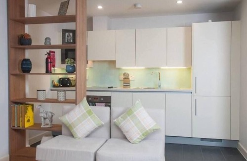 Redcliffe Apartment | Spacious apartment on two levels