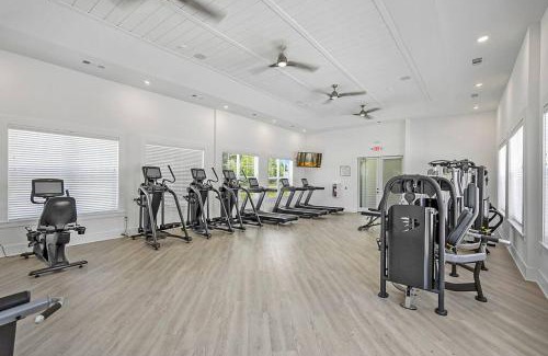 Orange Park Apartment | Spacious Apartment Sleeps 4, near NAS Jax w Pool, Gym