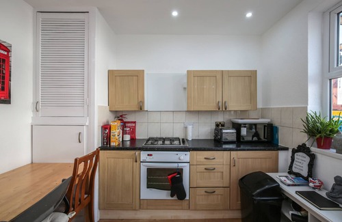 William Morris House | Spacious apartment sleeps 11 guests 15mins to central London