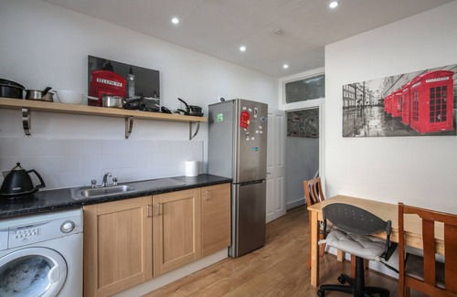 William Morris House | Spacious apartment sleeps 11 guests 15mins to central London
