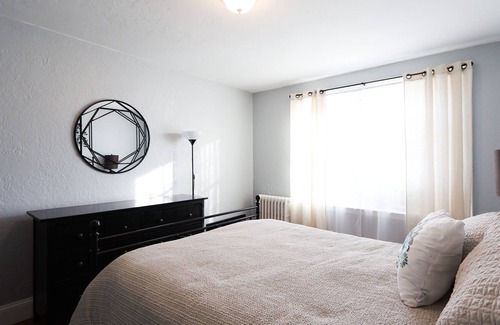 Commonwealth Apartment | Spacious Apartment, Steps to Public Transport & Hospitals.