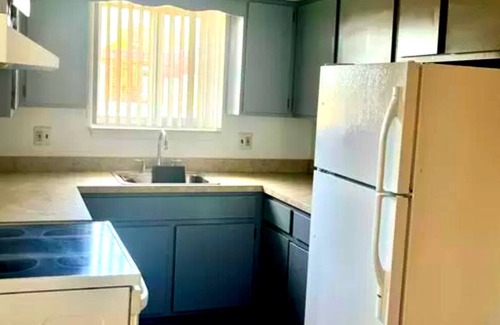 Lincoln Park Apartment | spacious apartment. clean & updated Quiet neighborhood near downtown Lincolnpark