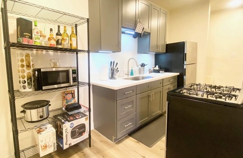 Wilshire Apartment | Spacious Apartment near DTLA Pet friendly