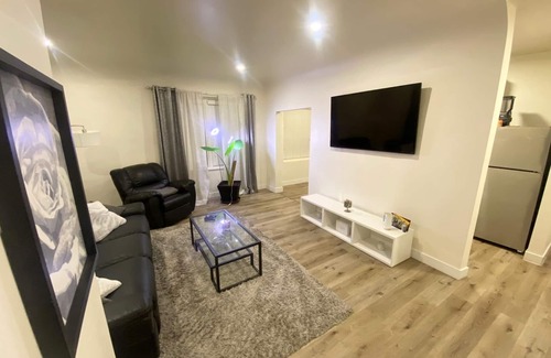 Wilshire Apartment | Spacious Apartment near DTLA Pet friendly