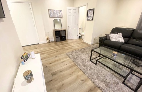 Wilshire Apartment | Spacious Apartment near DTLA Pet friendly
