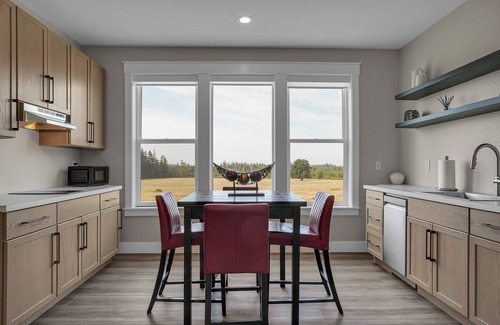 Oregon City Apartment | Spacious apartment with stunning views in Oregon City