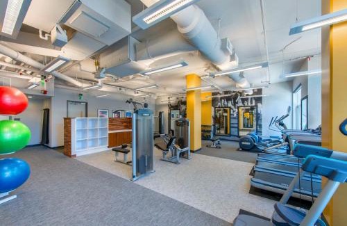 Crystal City Apartment | Spacious Apartment w Rooftop Views