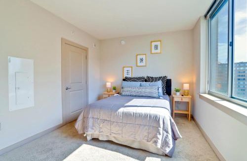 Crystal City Apartment | Spacious Apartment w Rooftop Views