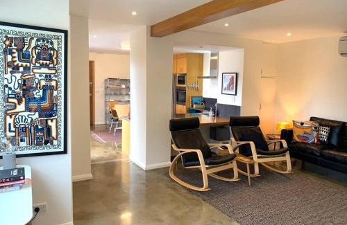 Lindisfarne Apartment | Spacious Apartment - Warm and Welcoming in Lindisfarne, 8 min from CBD