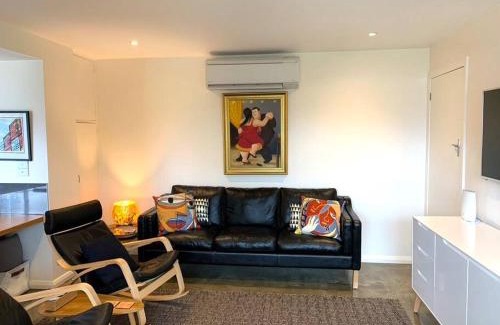 Lindisfarne Apartment | Spacious Apartment - Warm and Welcoming in Lindisfarne, 8 min from CBD