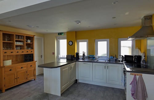 Barmouth Apartment | Spacious apartment with fabulous views and shared sun terrace.