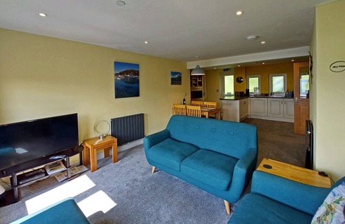 Barmouth Apartment | Spacious apartment with fabulous views and shared sun terrace.