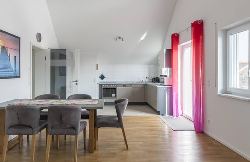 Andechs Apartment | Spacious apartment with balcony and elevator with mountain views