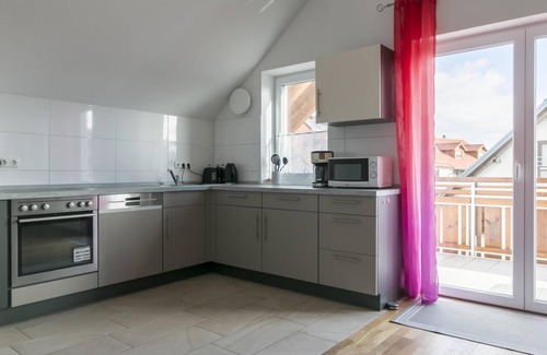 Andechs Apartment | Spacious apartment with balcony and elevator with mountain views