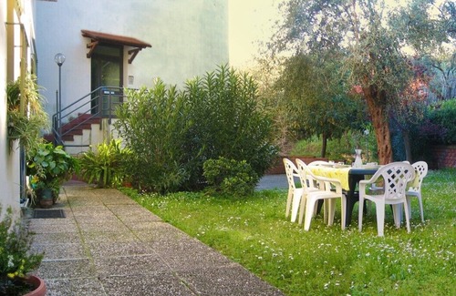 San Terenzo Apartment | Spacious apartment with garden in a quiet area, close to the sea and shops