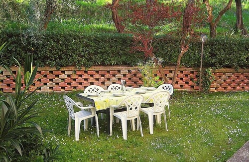 San Terenzo Apartment | Spacious apartment with garden in a quiet area, close to the sea and shops