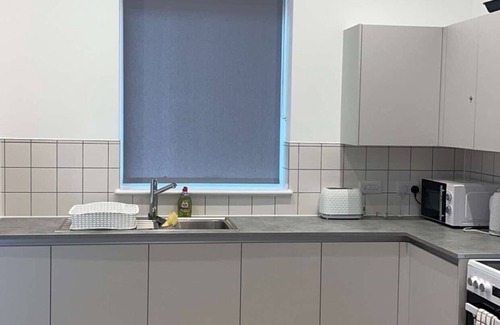 Gascoigne Apartment | Spacious apartment with WiFi in Barking